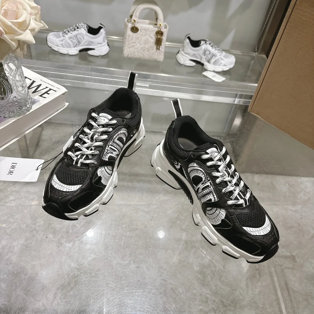 👟👟Ex-factory price 560👟👟 This Dior Chrono sneaker is a new product of the 2024 autumn ready-to-wear series, reinterpreting running shoes with Dior's high-end style. White mesh fabric is paired with nude and silver-toned laminated leather-effect panels, as well as CD logos on the sides, a star patch on the tongue and a Dior logo on the heel. Featuring tri-color laces, a lightweight sole and star embellishments for a casual look all year round. ✅Size: 35-40 ✅Packaging: With counter packaging and Dior outer box